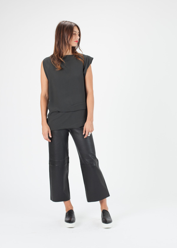 Ter et Bantine Sleeveless Belted Blouse Ter et Bantine Sleeveless Belted Blouse