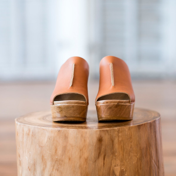 No. 6 Front Seam Slide Caramel No. 6 Front Seam Slide Caramel