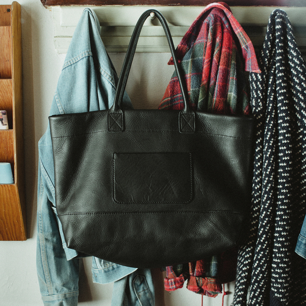 Unknown Leather Tote<br>Oiled Leather Black<BR>UNISEX Unknown Leather Tote<br>Oiled Leather Black<BR>UNISEX
