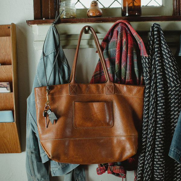 Unknown Leather Tote<br>Oiled Leather Brown<BR>UNISEX Unknown Leather Tote<br>Oiled Leather Brown<BR>UNISEX