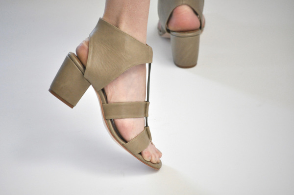 The Palatines Satis Block Heel Sandal w/thong - Olive Leather The Palatines Satis Block Heel Sandal w/thong - Olive Leather