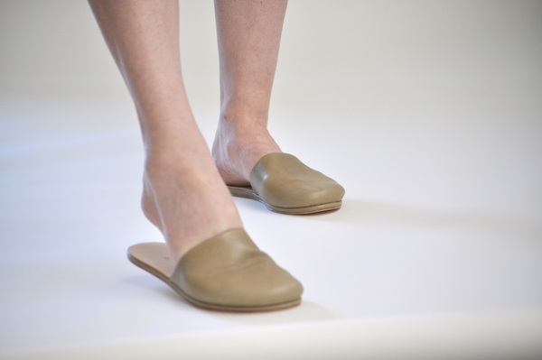 The Palatines Cognitio Mule w/thong - olive leather The Palatines Cognitio Mule w/thong - olive leather