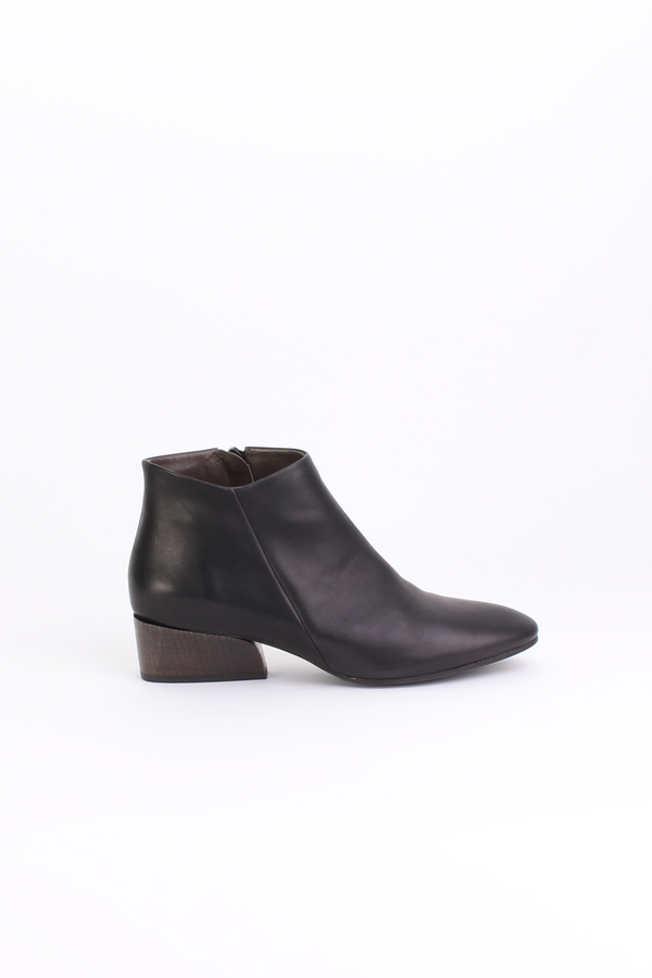 Coclico Whit bootie in black Coclico Whit bootie in black