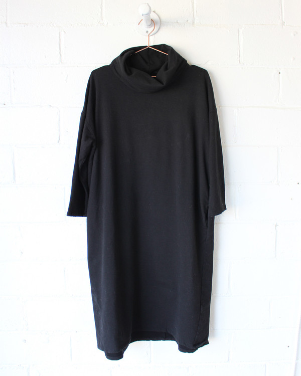 esby ELIZA TURTLENECK DRESS - BLACK esby ELIZA TURTLENECK DRESS - BLACK