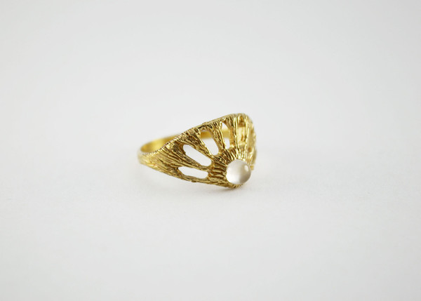 Stefanie Sheehan Window Ring with Moonstone Stefanie Sheehan Window Ring with Moonstone