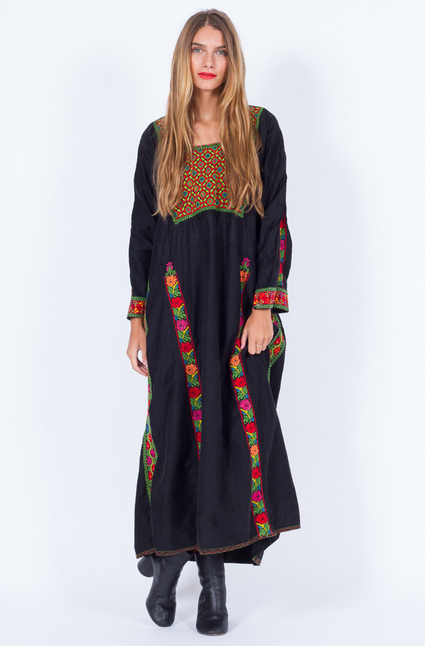 BLACK FOLK EMBROIDERY LONG DRESS (ONE SIZE) BLACK FOLK EMBROIDERY LONG DRESS (ONE SIZE)