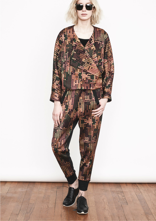 Berenik PIXELLATED EMBROIDERY JOGGER PANTS Berenik PIXELLATED EMBROIDERY JOGGER PANTS