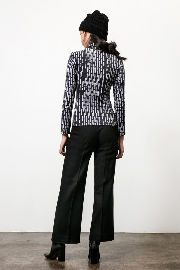 Osei-Duro Kendo Turtleneck in B&W Broken Lines Osei-Duro Kendo Turtleneck in B&W Broken Lines