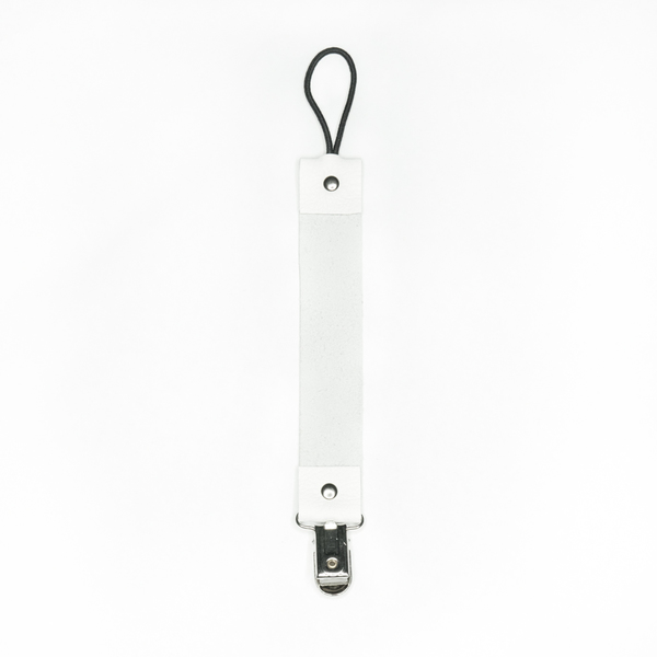 même White Bibs and Pacifier Clips Set même White Bibs and Pacifier Clips Set