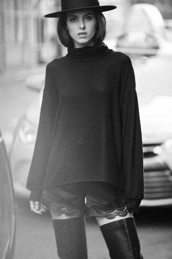 BETWEEN TEN Oxford Knit Sweater - Plain Hem BETWEEN TEN Oxford Knit Sweater - Plain Hem