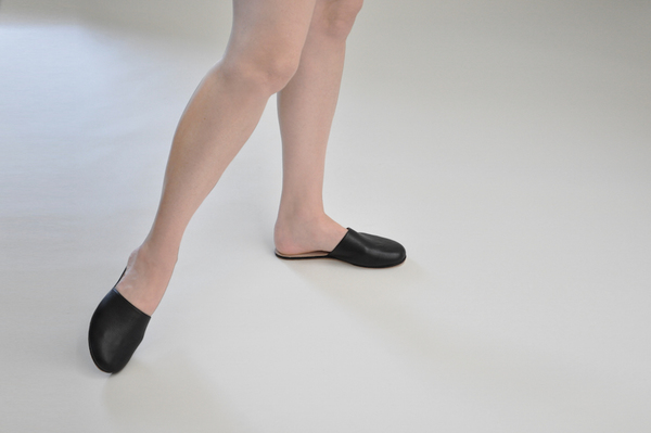The Palatines "cognitio" slide slipper | black The Palatines "cognitio" slide slipper | black
