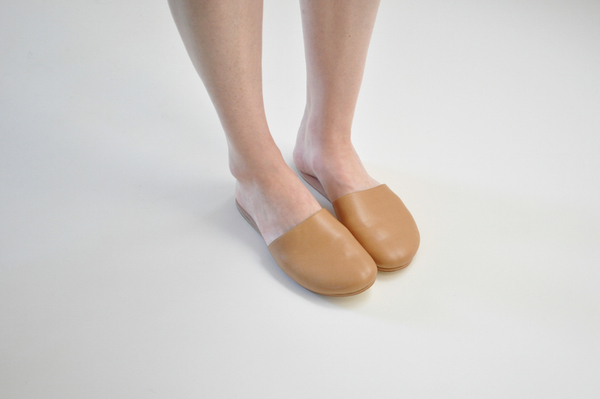 The Palatines "cognitio" slide slipper | tan The Palatines "cognitio" slide slipper | tan