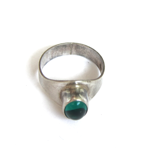 Vintage Collection Silve and Green Glass Ring Vintage Collection Silve and Green Glass Ring